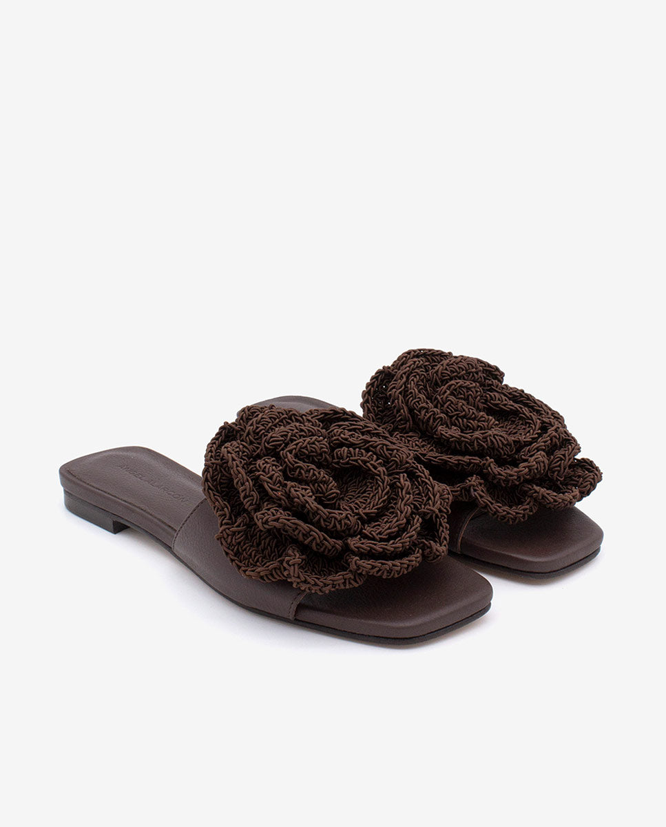 NATHALIE – Sandalias planas con pala de piel y flor de crochet – marrón oscuro – Talla 41 – Ángel Alarcón