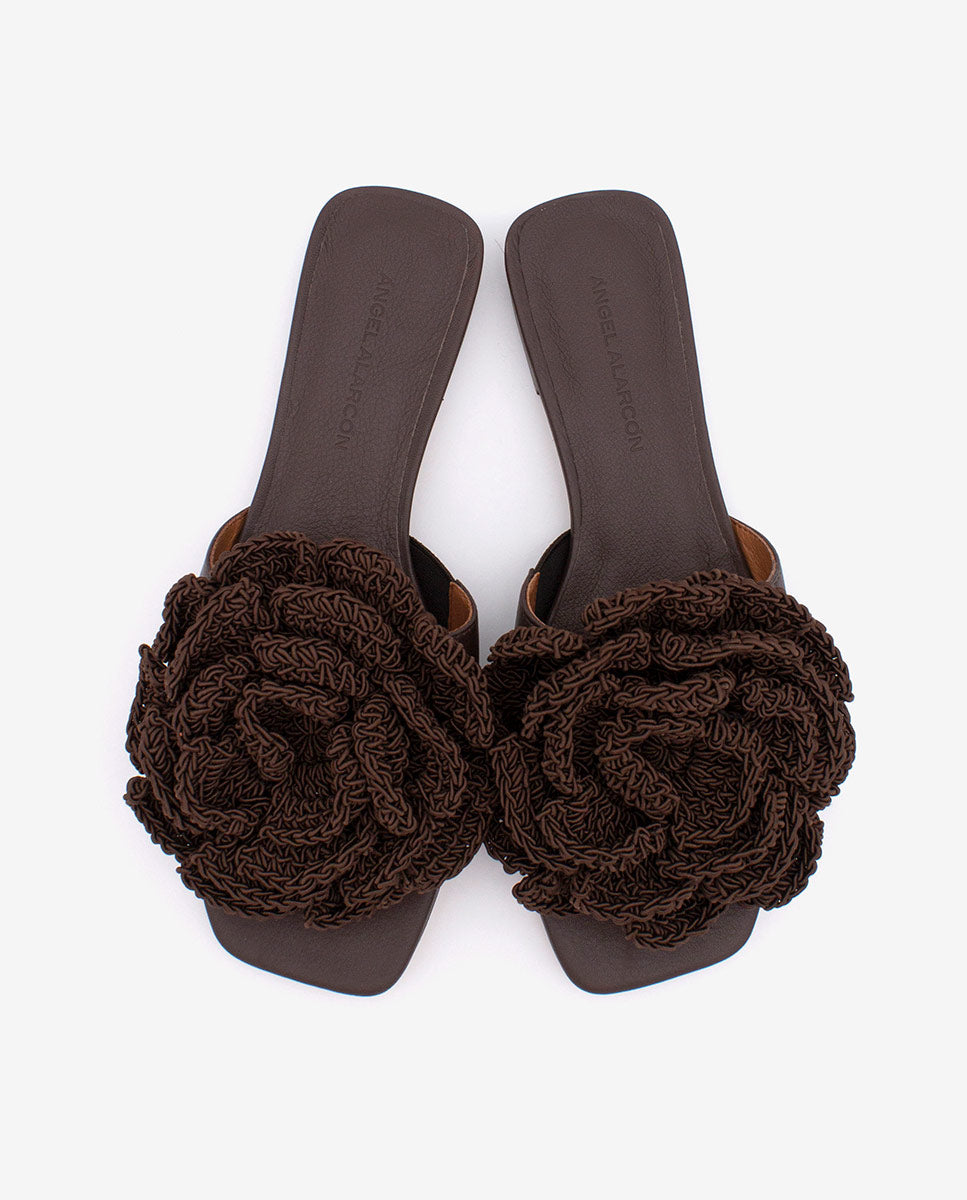 NATHALIE – Sandalias planas con pala de piel y flor de crochet – marrón oscuro – Talla 41 – Ángel Alarcón