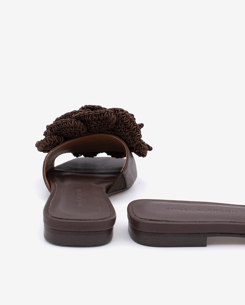 NATHALIE – Sandalias planas con pala de piel y flor de crochet – marrón oscuro – Ángel Alarcón