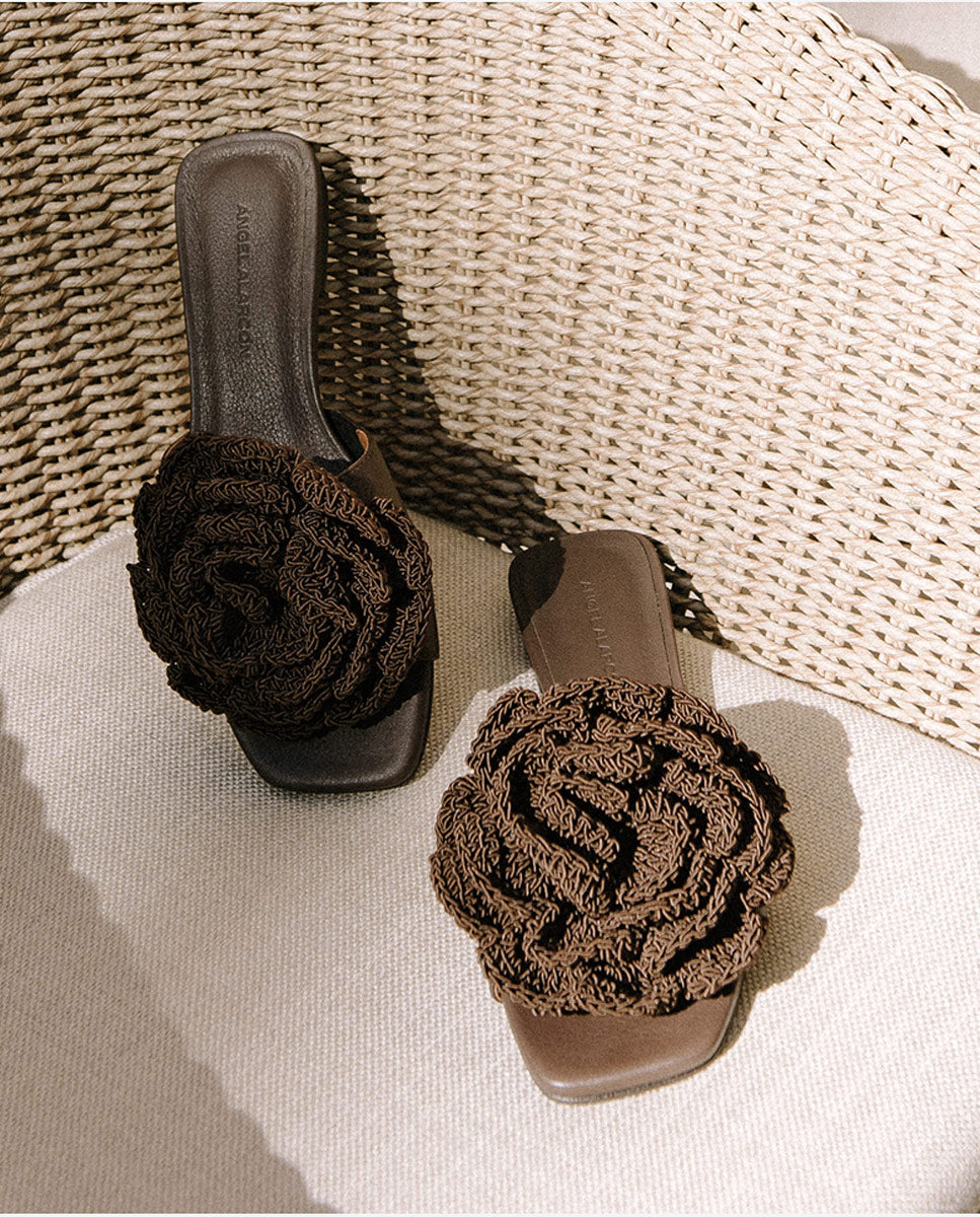 NATHALIE – Sandalias planas con pala de piel y flor de crochet – marrón oscuro – Talla 39 – Ángel Alarcón