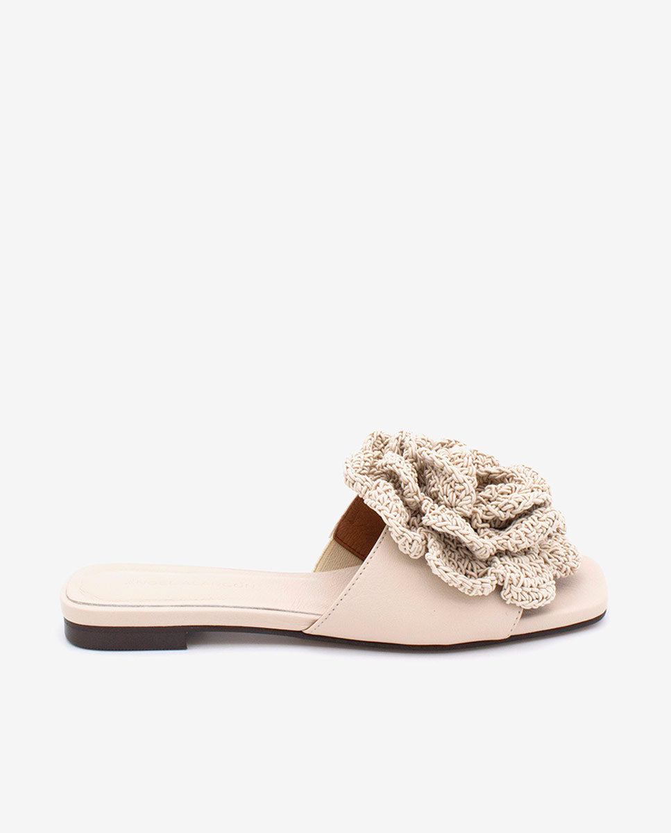 NATHALIE – Sandalias planas con pala de piel y flor de crochet – Talla 36 – Ángel Alarcón