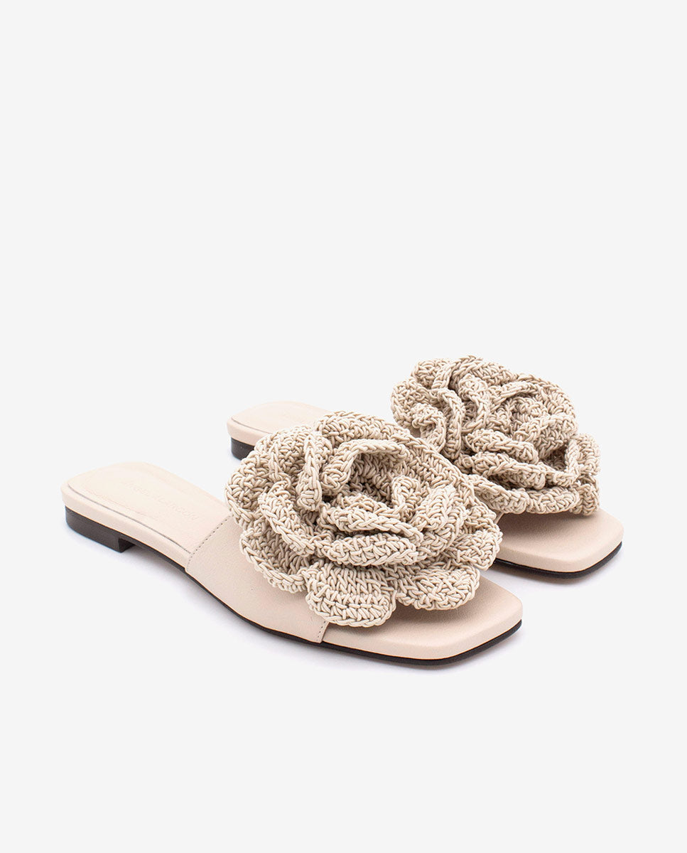NATHALIE – Sandalias planas con pala de piel y flor de crochet – Talla 36 – Ángel Alarcón
