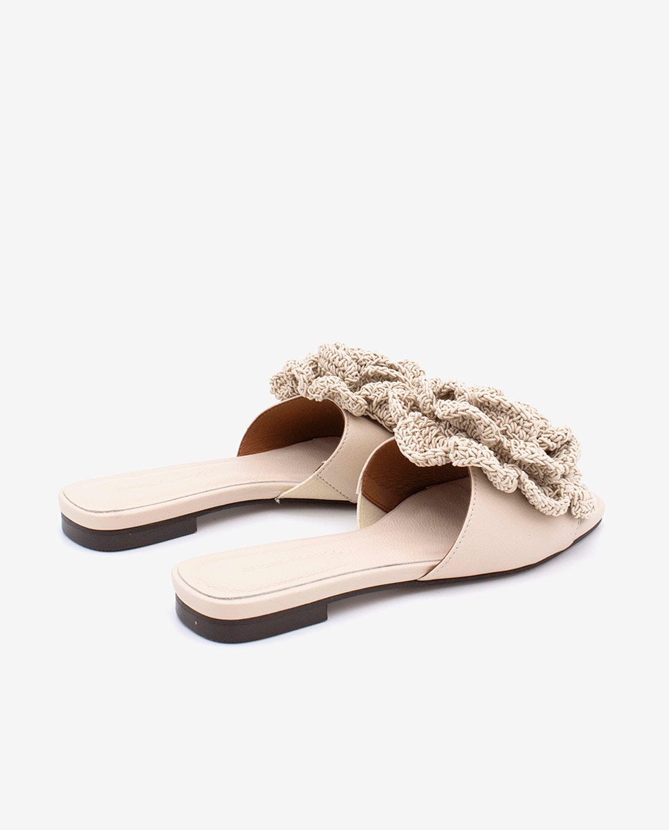 NATHALIE – Sandalias planas con pala de piel y flor de crochet – Talla 37 – Ángel Alarcón