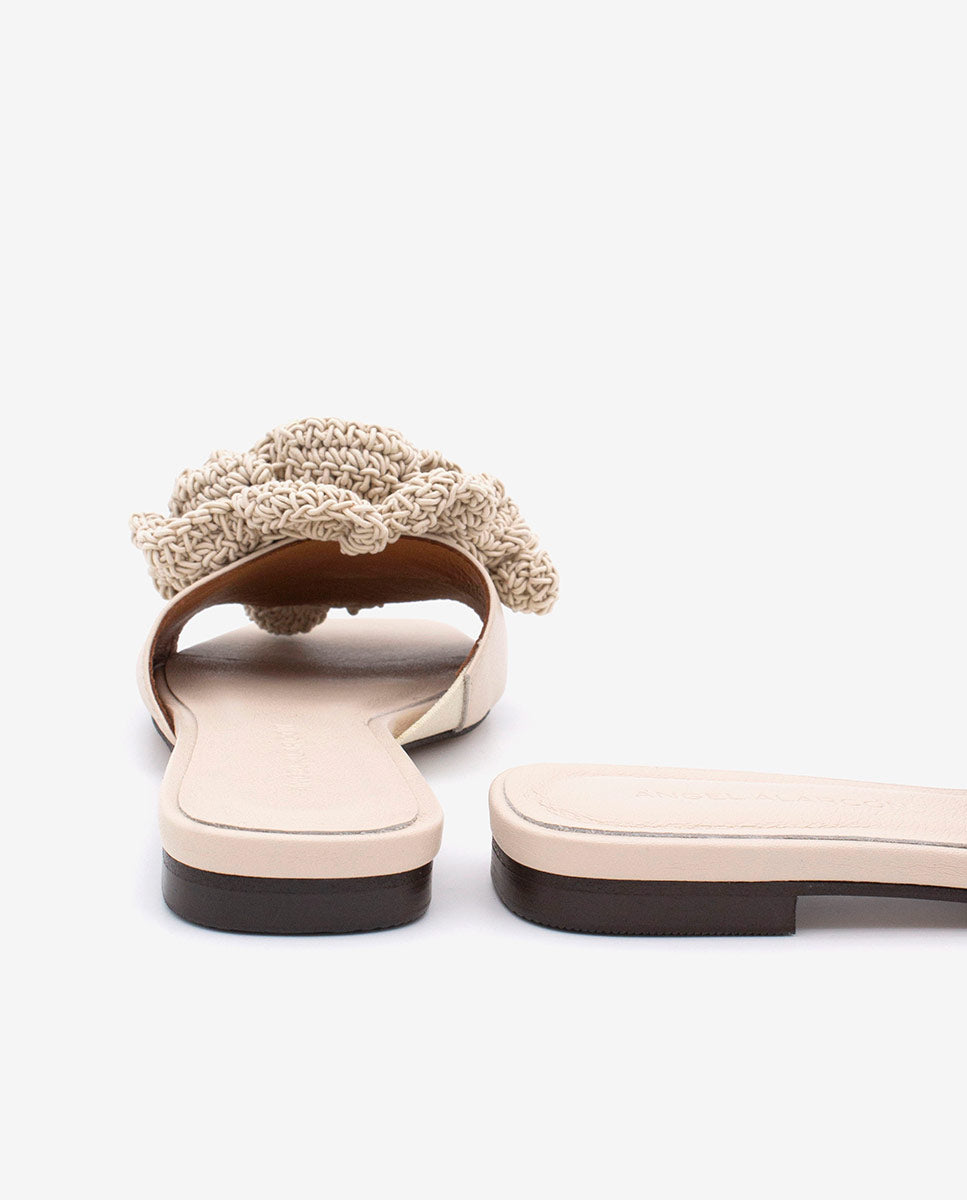 NATHALIE – Sandalias planas con pala de piel y flor de crochet – Talla 38 – Ángel Alarcón