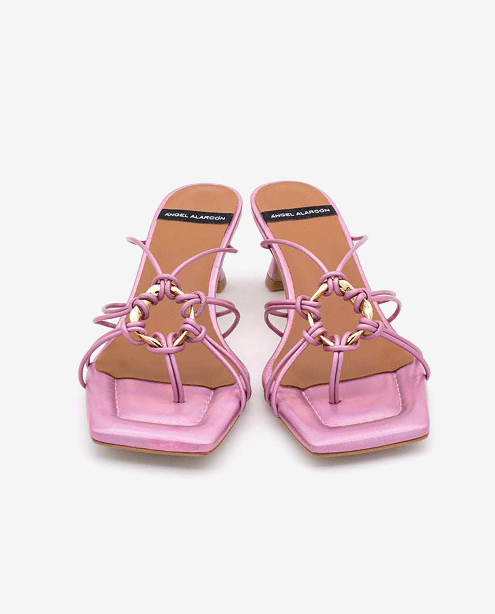 ALEXIA – Sandalia de tiras finas metalizadas tornasol con adorno central – rosa – Talla 37 – Ángel Alarcón