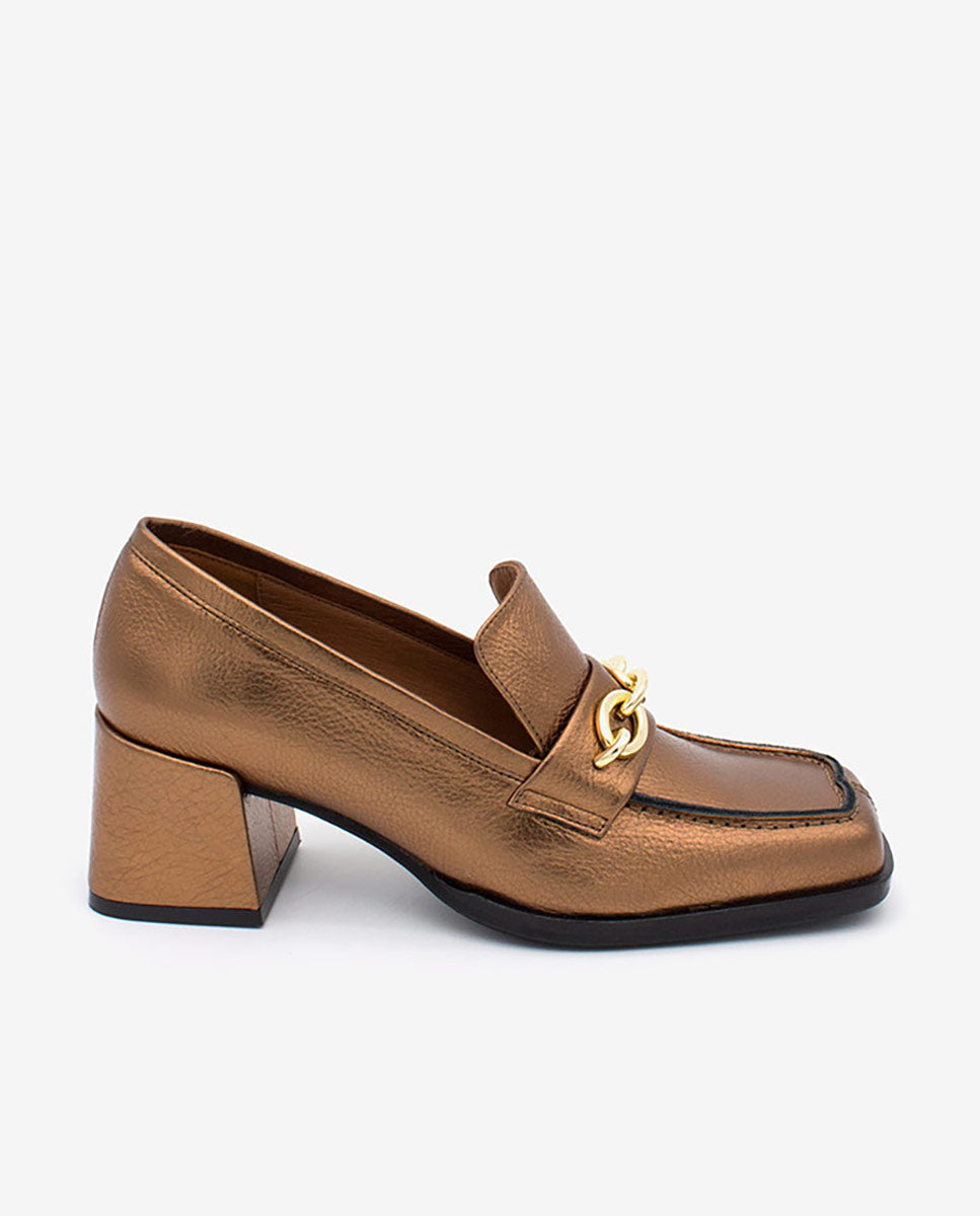 TERENCE – Mocasín de piel metalizada con adorno de cadena y tacón cómodo – Talla 35 – Ángel Alarcón