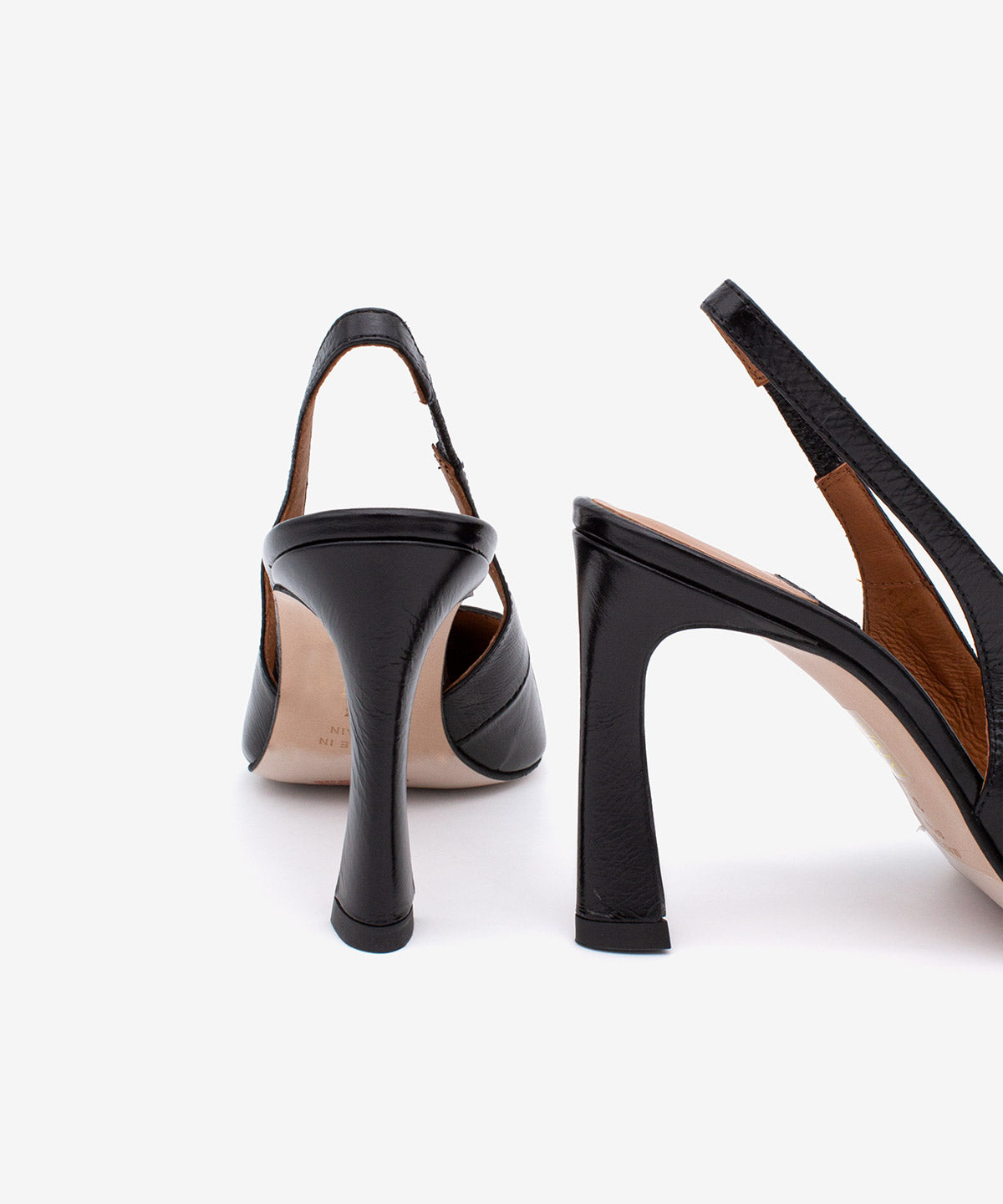 AINA – Stiletto destalonado con tacón alto de piel texturizada – negro – Talla 39 – Ángel Alarcón
