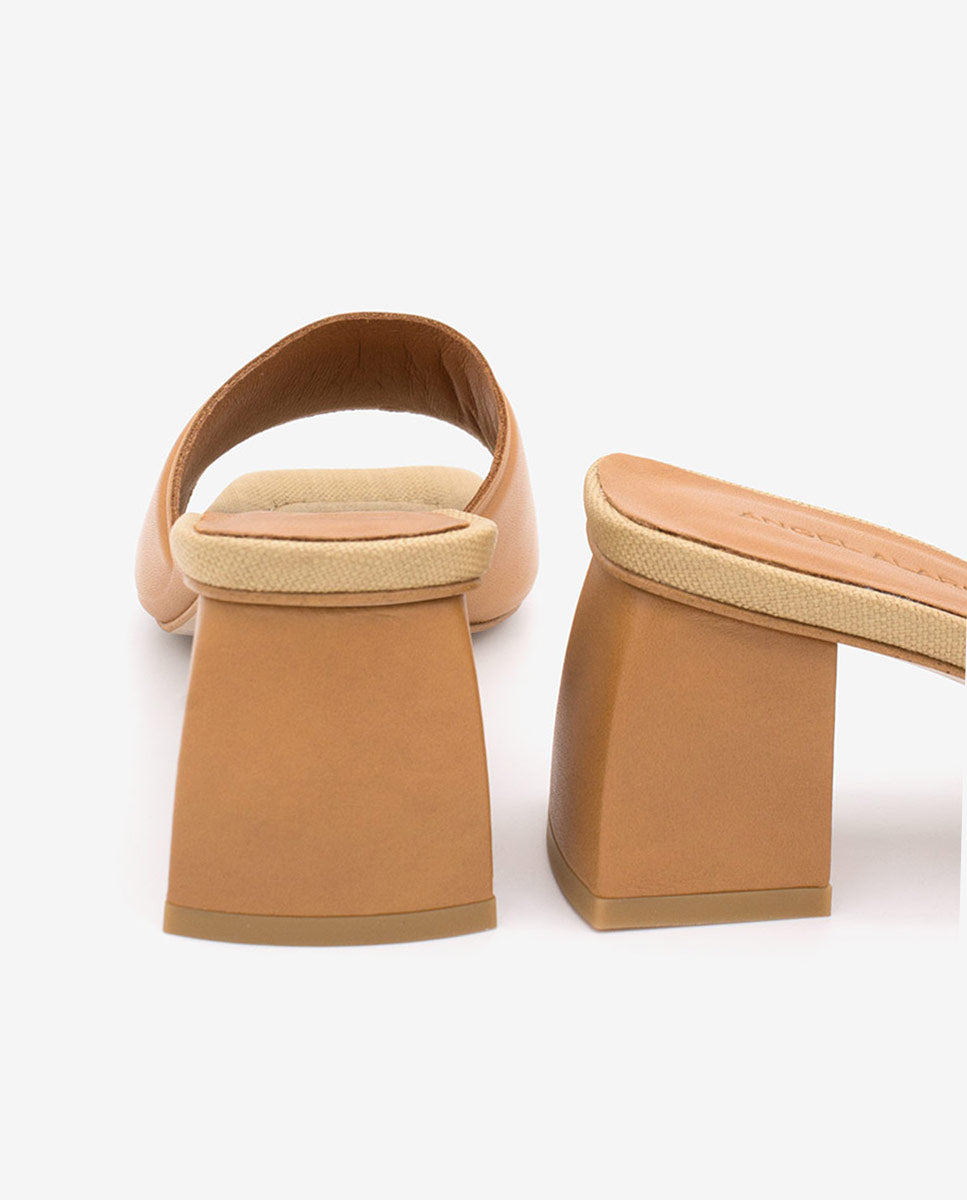 RADI – Mule de puntera abierta cuadrada con tacón ancho medio – camel – Talla 36 – Ángel Alarcón