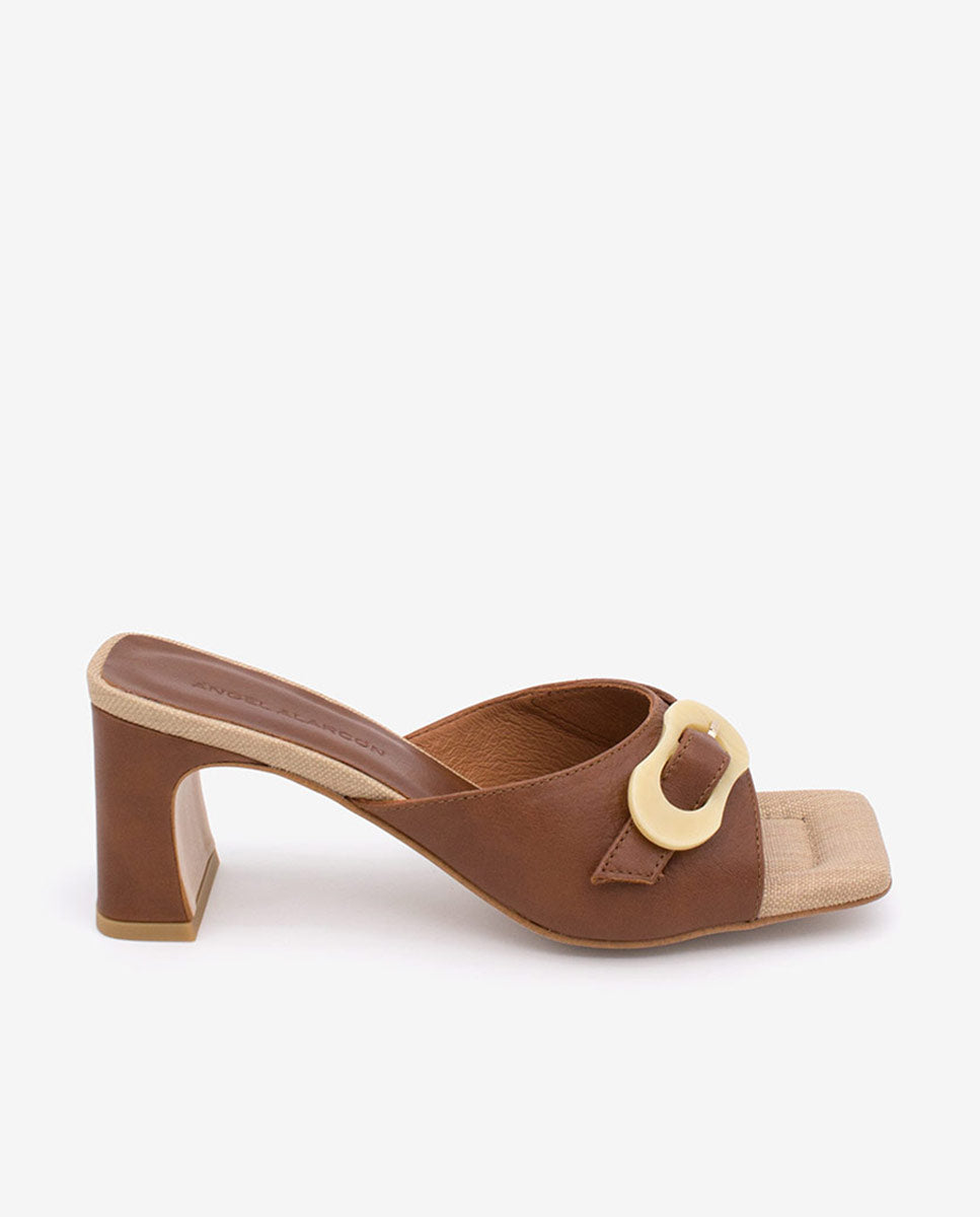 JELKE – Mule de piel con hebilla carey y tacón ancho – camel – Talla 35 – Ángel Alarcón