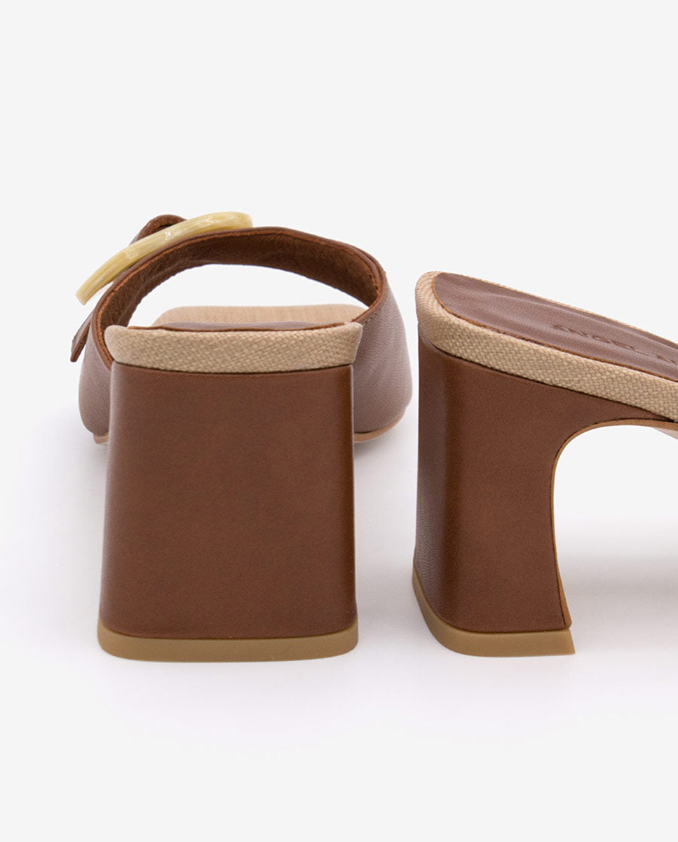 JELKE – Mule de piel con hebilla carey y tacón ancho – camel – Talla 36 – Ángel Alarcón