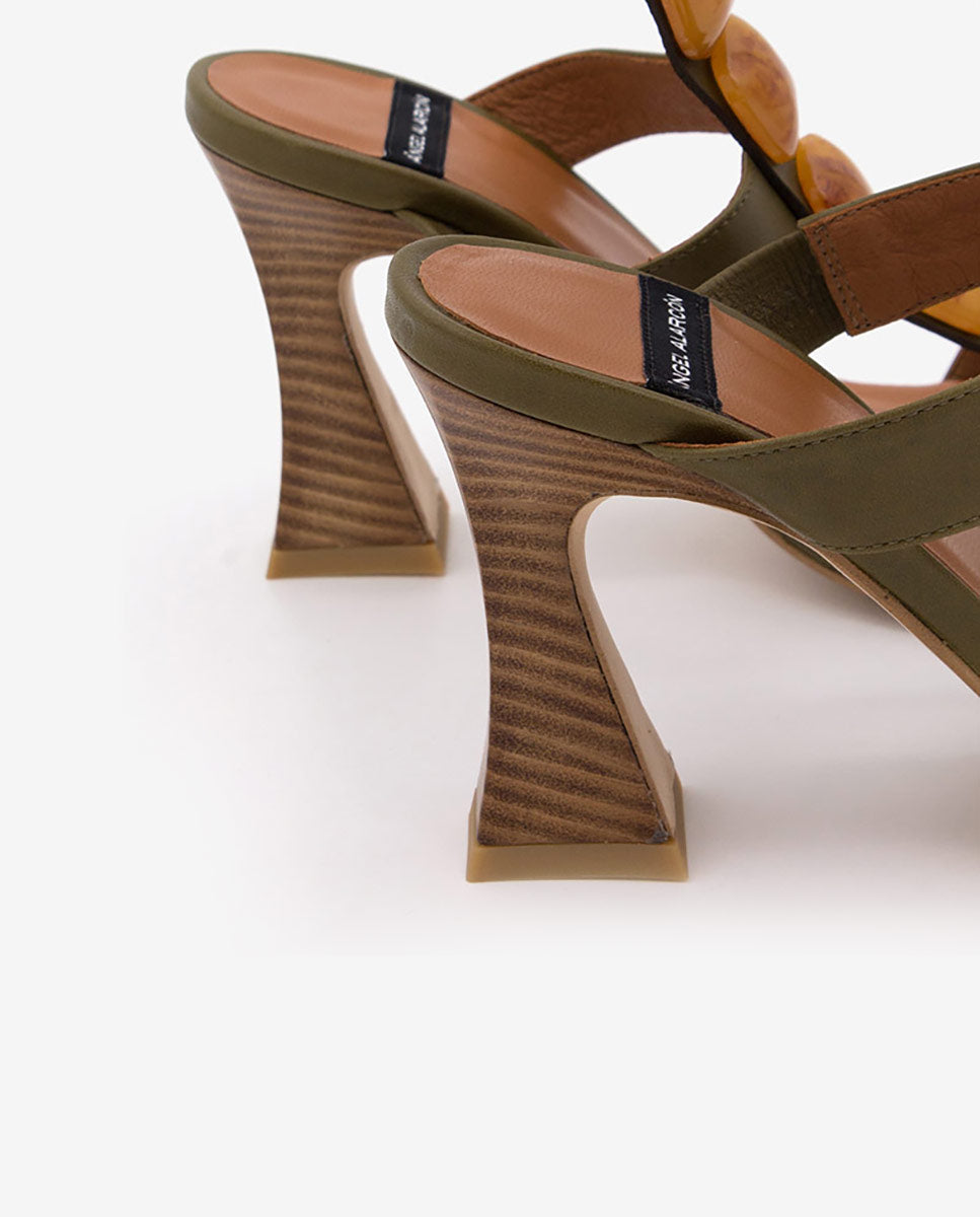 MASAL – Sandalia de piel T-strap con adorno carey con pulsera y tacón alto – Ángel Alarcón