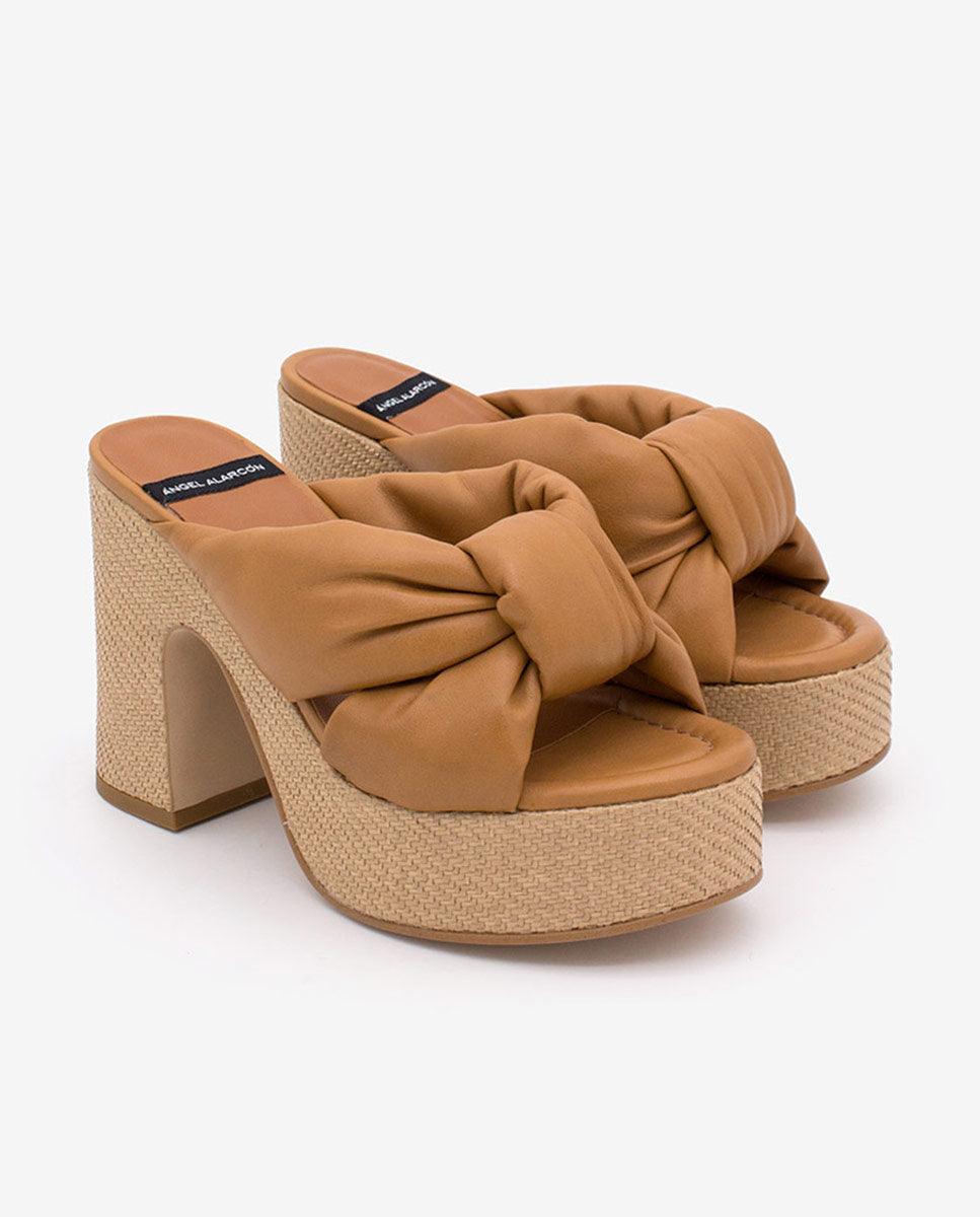 KIMM – Mule de piel acolchada con tacón y plataforma de rafia – camel – Talla 36 – Ángel Alarcón