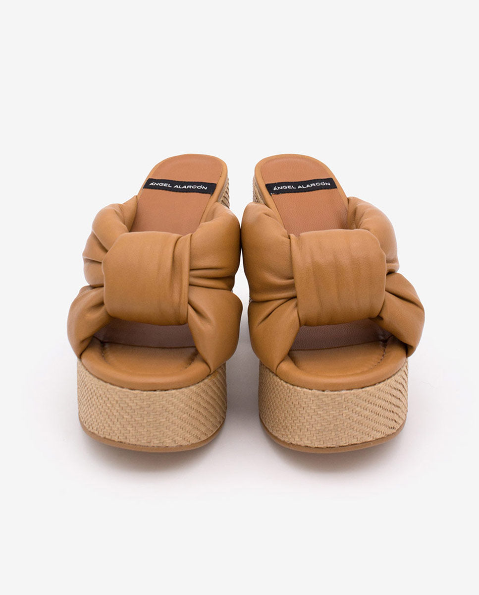 KIMM – Mule de piel acolchada con tacón y plataforma de rafia – camel – Talla 38 – Ángel Alarcón