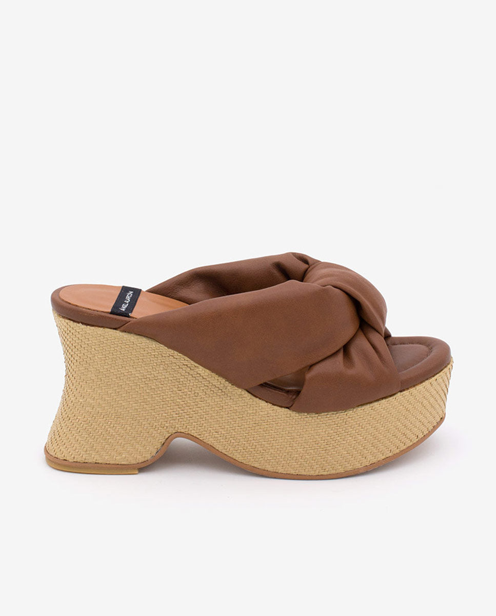 OLINDE – Mule de piel con tiras acolchadas y cuña de diseño – camel – Talla 36 – Ángel Alarcón