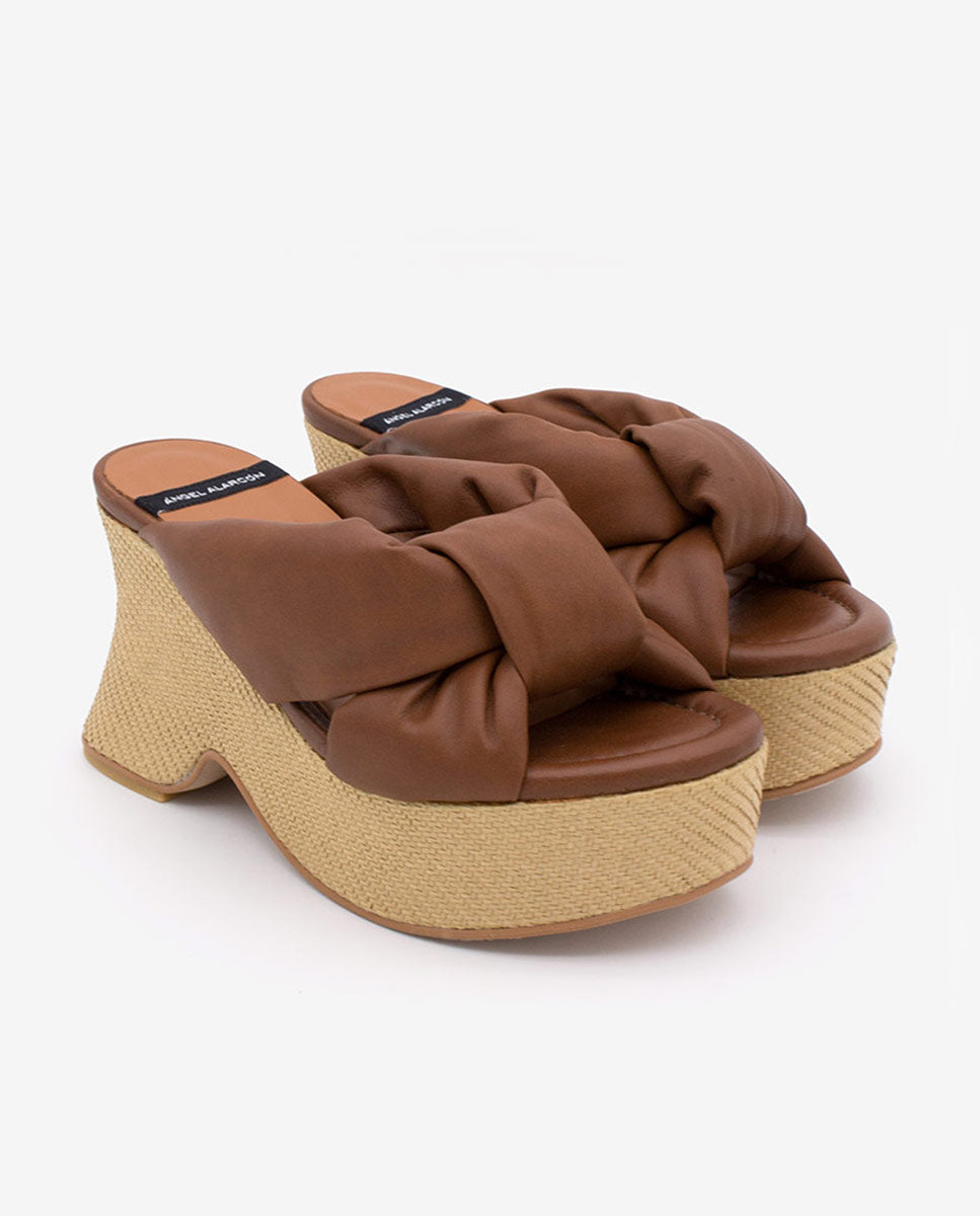 OLINDE – Mule de piel con tiras acolchadas y cuña de diseño – camel – Talla 36 – Ángel Alarcón