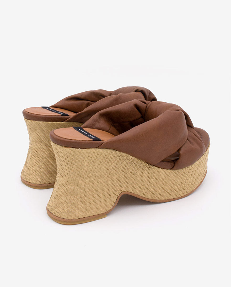 OLINDE – Mule de piel con tiras acolchadas y cuña de diseño – camel – Talla 38 – Ángel Alarcón