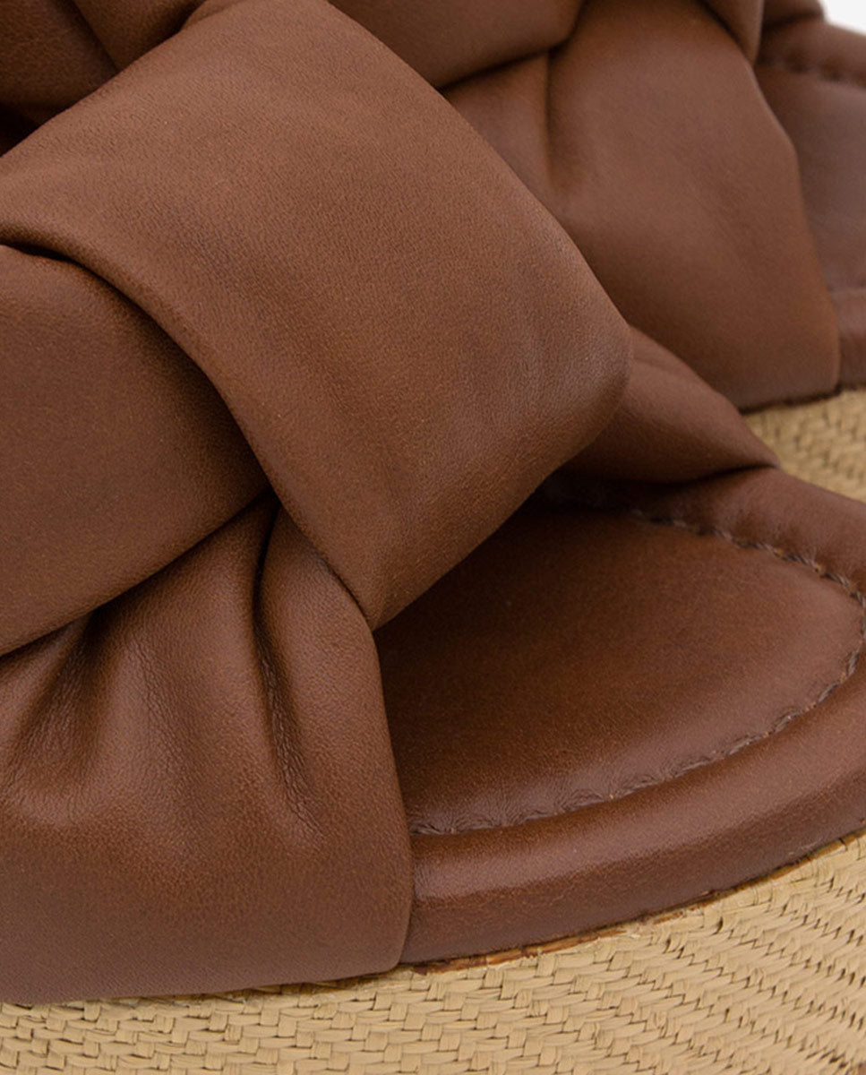 OLINDE – Mule de piel con tiras acolchadas y cuña de diseño – camel – Talla 37 – Ángel Alarcón