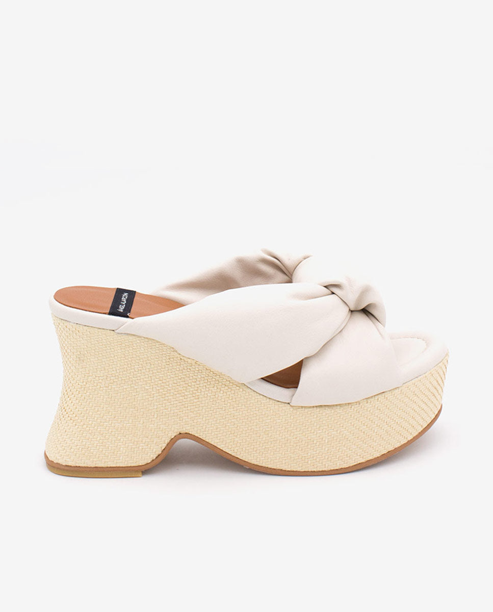 OLINDE – Mule de piel con tiras acolchadas y cuña de diseño – beige – Talla 37 – Ángel Alarcón