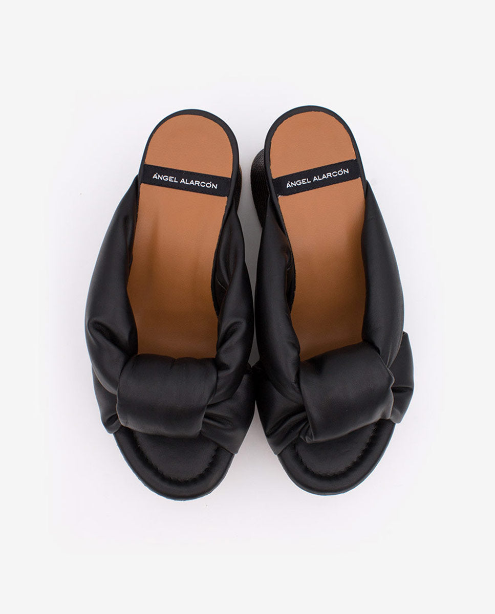 OLINDE – Mule de piel con tiras acolchadas y cuña de diseño – negro – Talla 40 – Ángel Alarcón