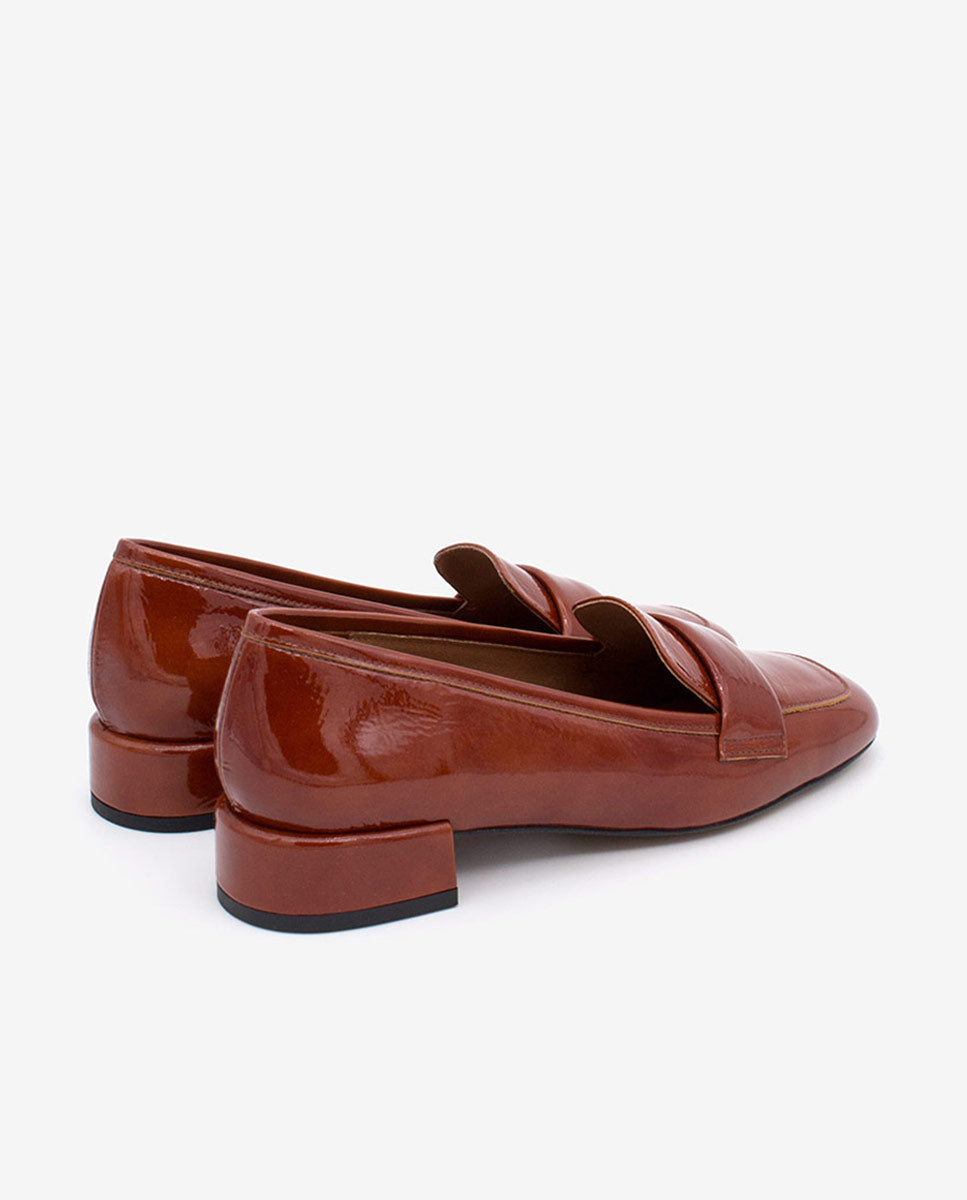 YAMA – Mocasín de charol con tacón bajo y punta redonda – Talla 36 – Ángel Alarcón