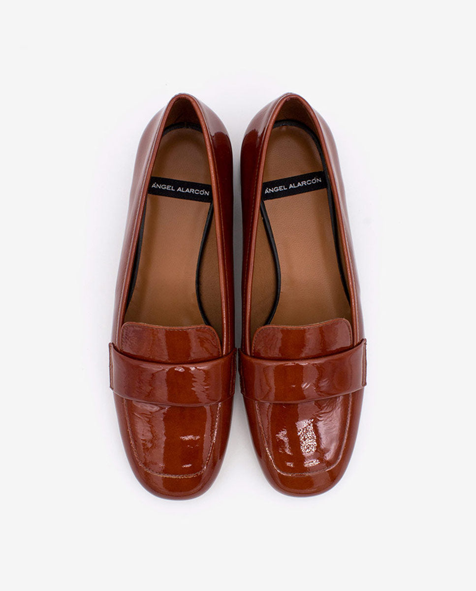 YAMA – Mocasín de charol con tacón bajo y punta redonda – Talla 36 – Ángel Alarcón
