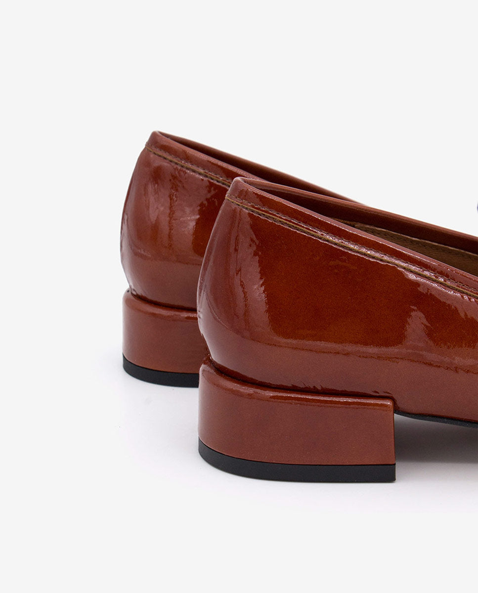YAMA – Mocasín de charol con tacón bajo y punta redonda – Talla 37 – Ángel Alarcón
