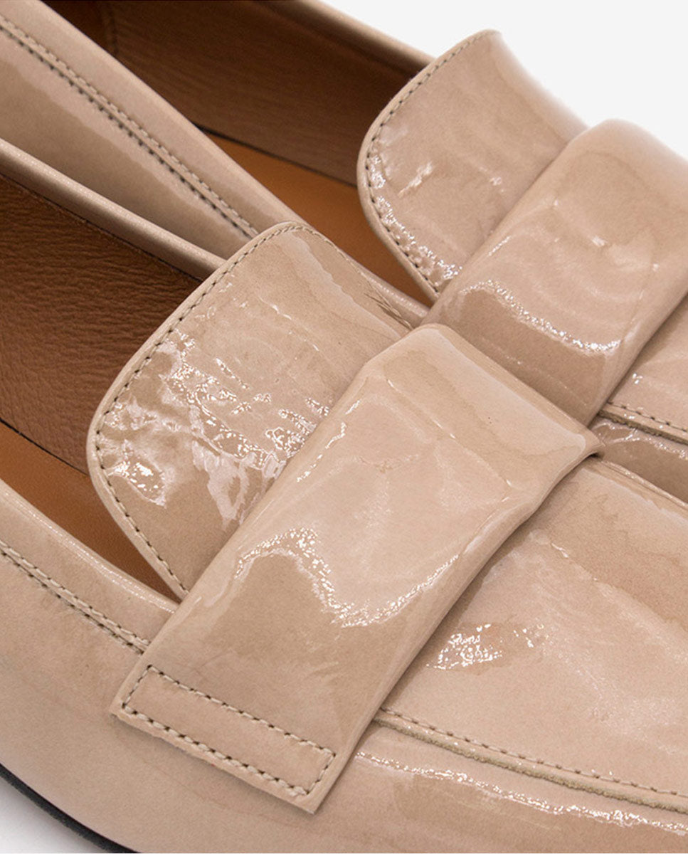 YAMA – Mocasín de charol con tacón bajo y punta redonda – Talla 39 – Ángel Alarcón