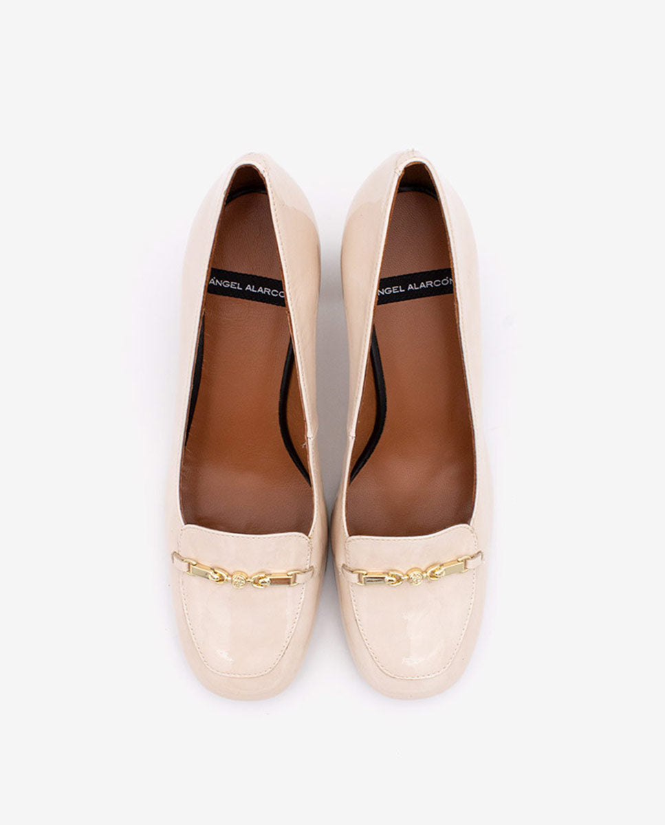 JALCA – Salón de piel acharolada con tacón y adorno dorado – Talla 36 – Ángel Alarcón