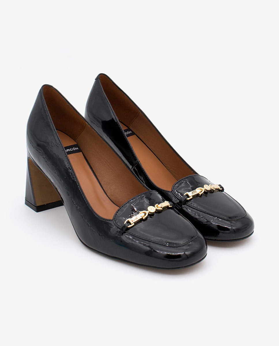 JALCA – Salón de piel acharolada con tacón y adorno dorado – negro – Talla 37 – Ángel Alarcón