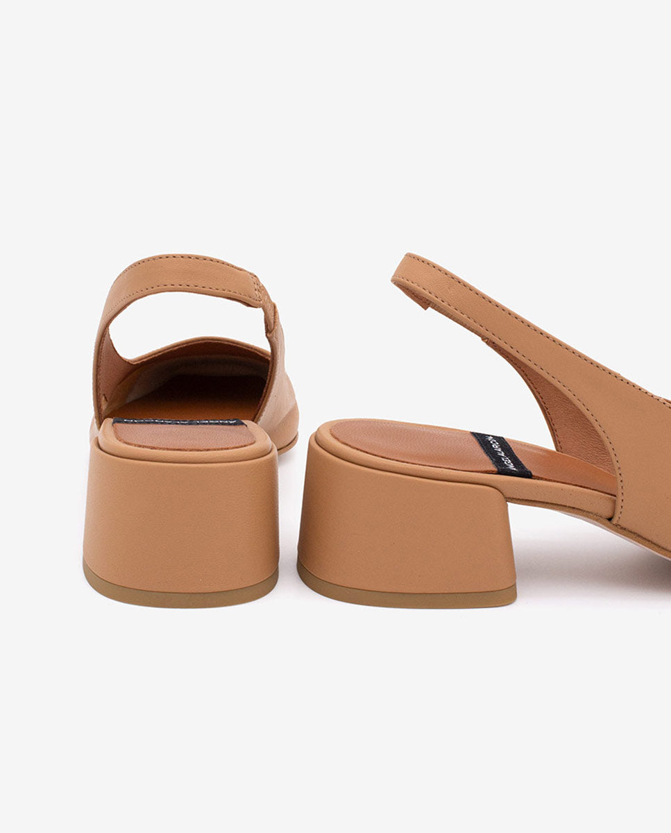 MANON - Zapatos de salón destalonados con tacón ancho de piel suave – camel – Talla 40 – Ángel Alarcón