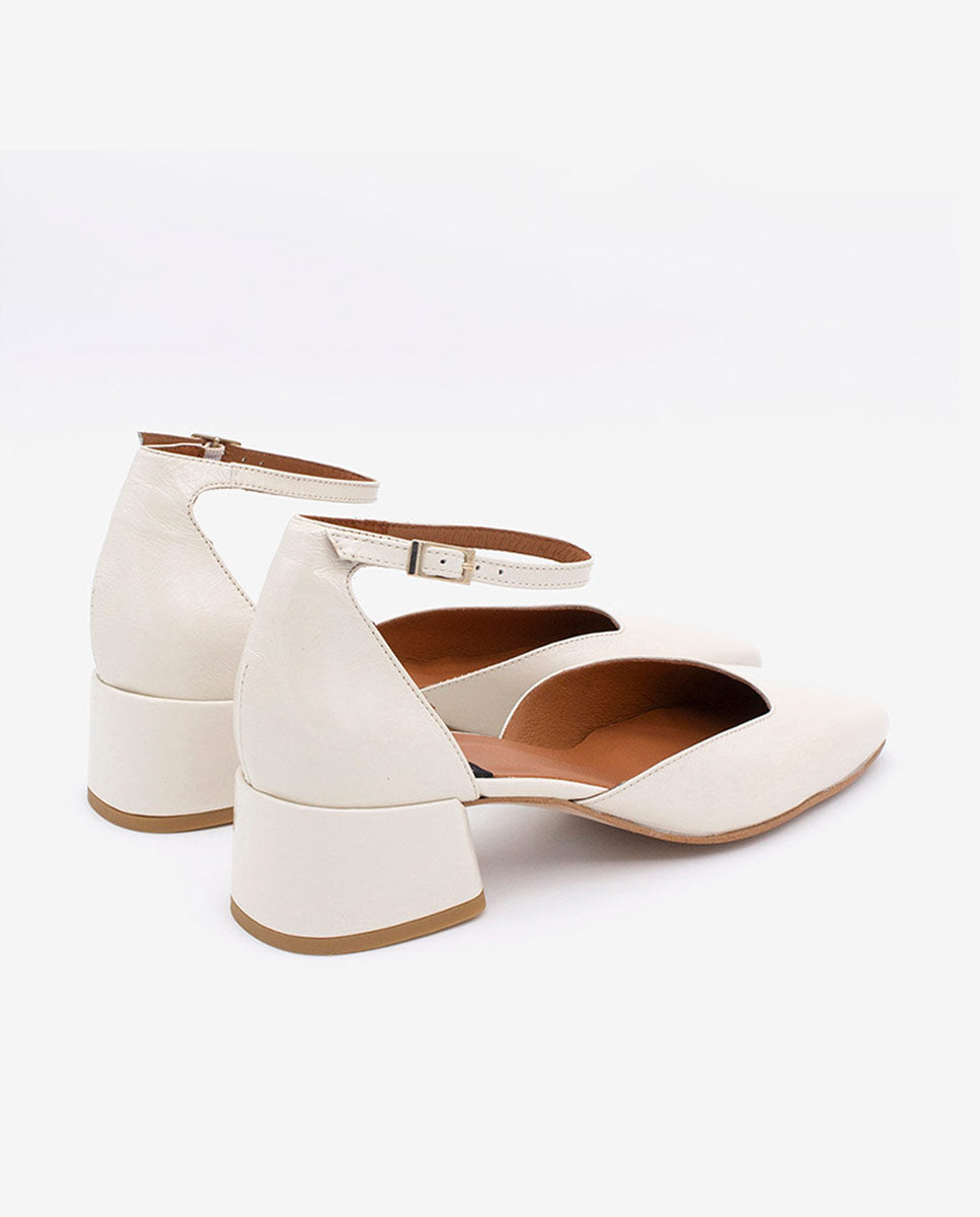 GABRIELLE - Zapato de tacón bajo con pulsera de piel – beige – Talla 38 – Ángel Alarcón
