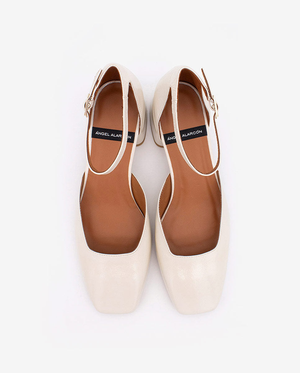 GABRIELLE - Zapato de tacón bajo con pulsera de piel – beige – Talla 38 – Ángel Alarcón