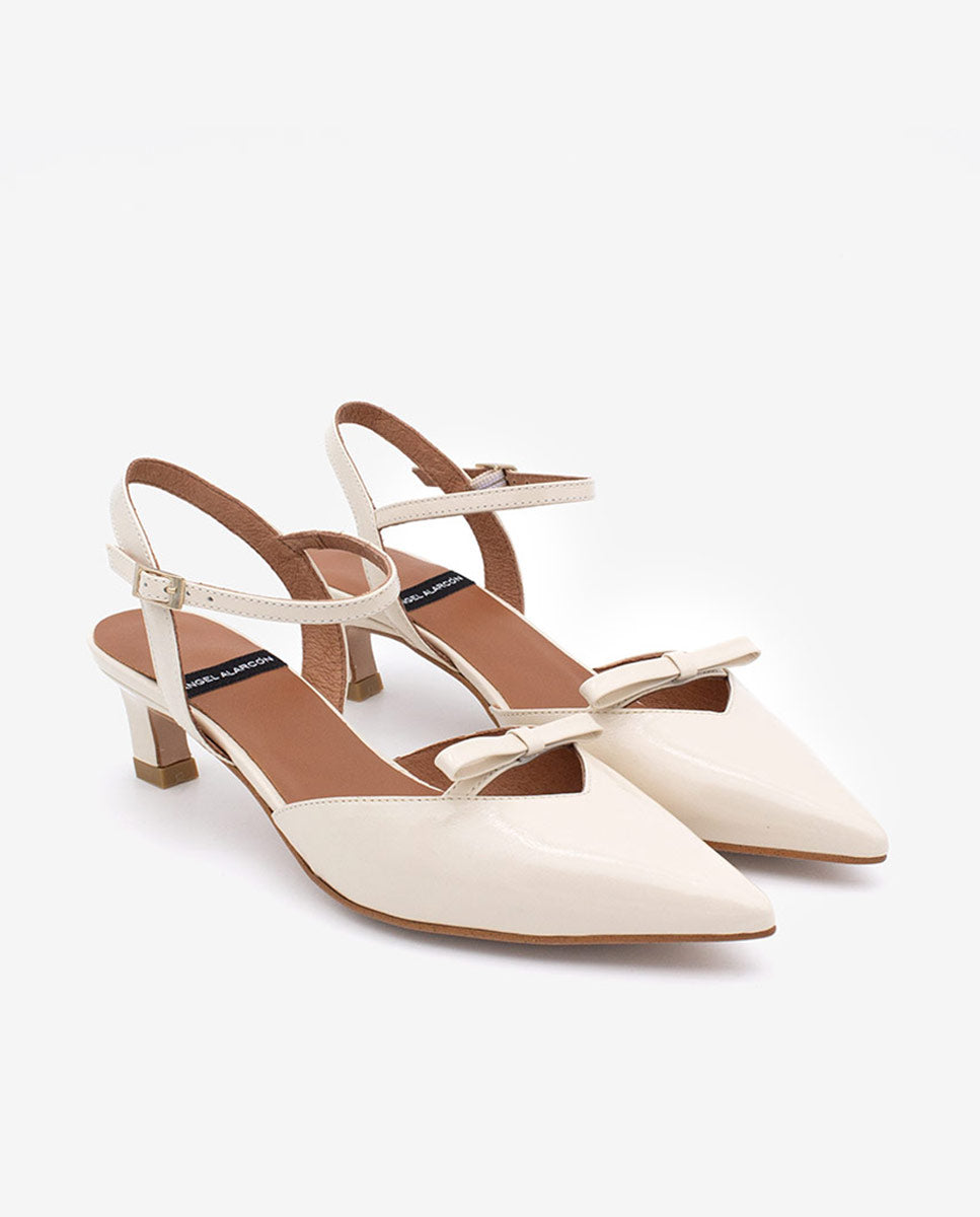VERONIQUE – Zapatos de salón abiertos con tacón bajo de piel texturizada – beige – Talla 38 – Ángel Alarcón