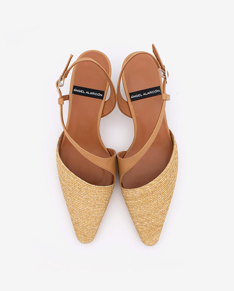 LORAINE – Zapato de salón destalonado con cierre cruzado en rafia y piel – beige – Talla 39 – Ángel Alarcón