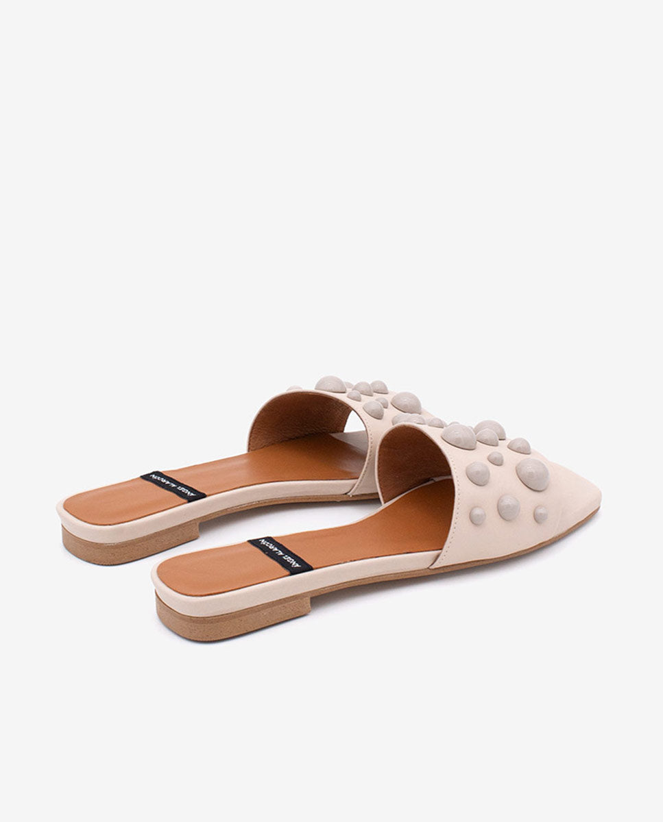 SYLVIE – Zapatos planos en piel tipo mule abiertos con pala adornada con semiesferas – Talla 38 – Ángel Alarcón