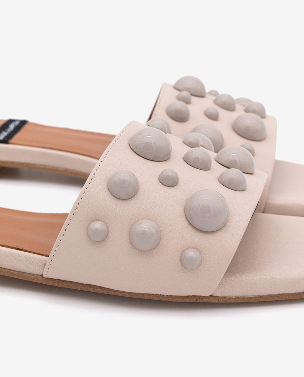 SYLVIE – Zapatos planos en piel tipo mule abiertos con pala adornada con semiesferas – Talla 39 – Ángel Alarcón