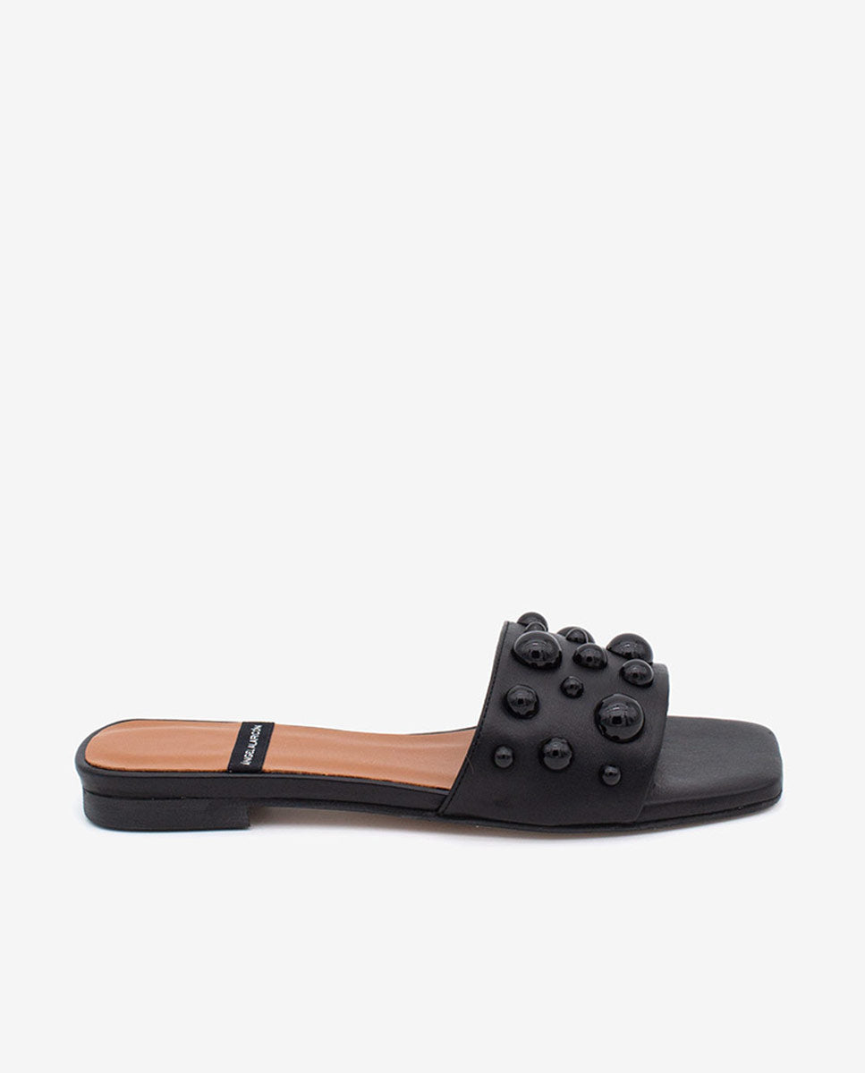 SYLVIE – Zapatos planos en piel tipo mule abiertos con pala adornada con semiesferas – negro – Talla 36 – Ángel Alarcón