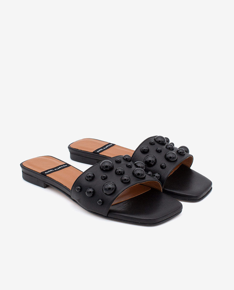 SYLVIE – Zapatos planos en piel tipo mule abiertos con pala adornada con semiesferas – negro – Talla 36 – Ángel Alarcón