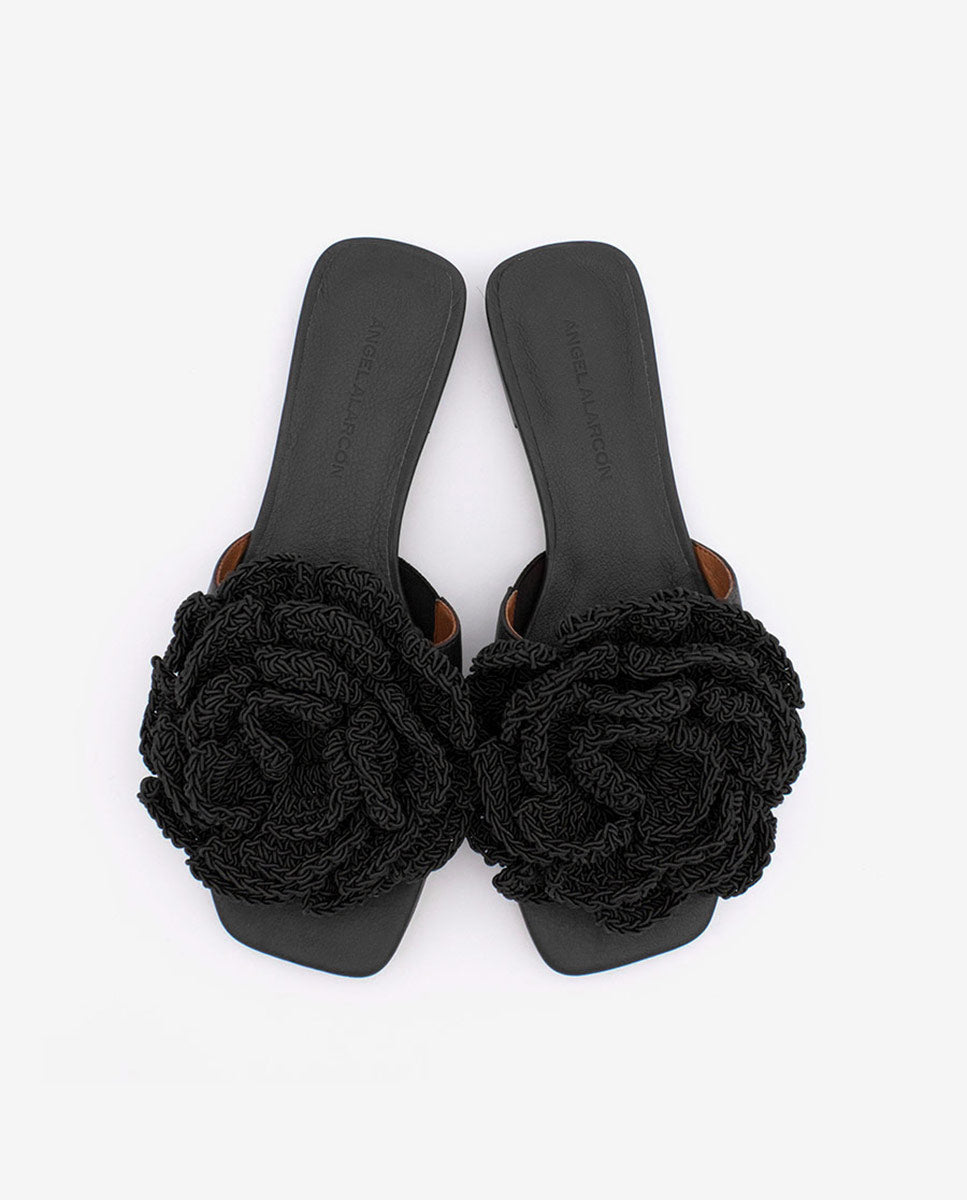 NATHALIE – Sandalias planas con pala de piel y flor de crochet – negro – Talla 40 – Ángel Alarcón