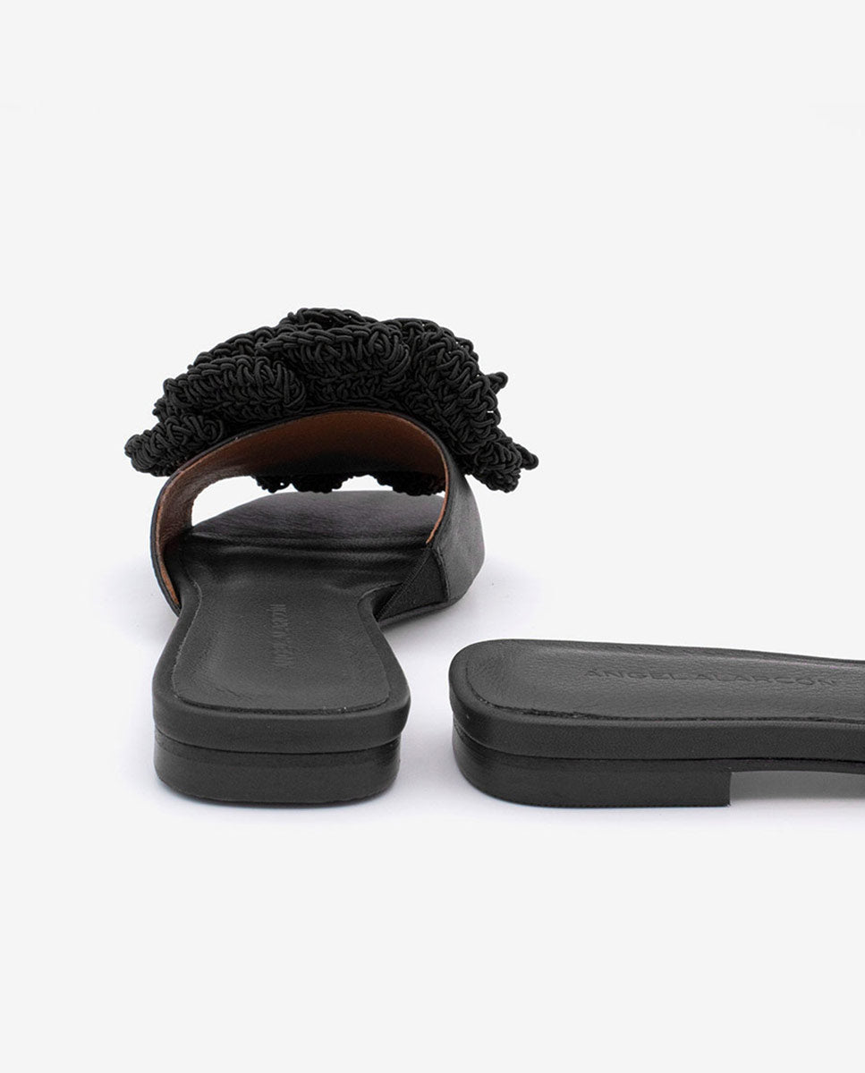 NATHALIE – Sandalias planas con pala de piel y flor de crochet – negro – Talla 40 – Ángel Alarcón
