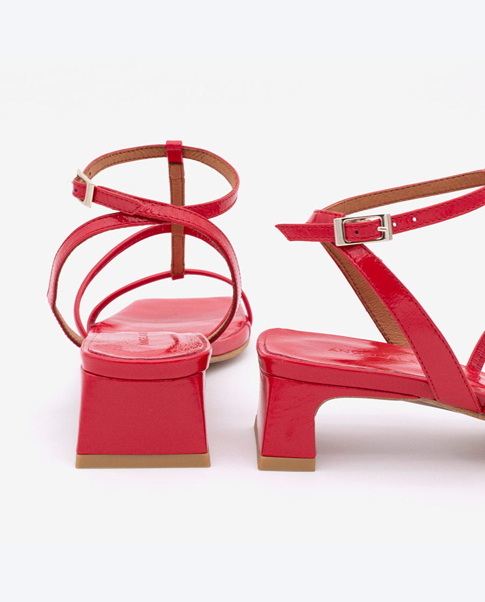 RACHEL – Sandalia de tiras t-strap con tacón bajo en piel brillante texturizada – Talla 38 – Ángel Alarcón