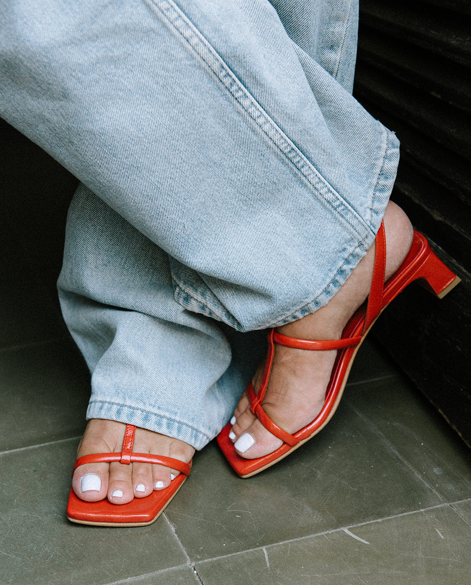 RACHEL – Sandalia de tiras t-strap con tacón bajo en piel brillante texturizada – Talla 36 – Ángel Alarcón