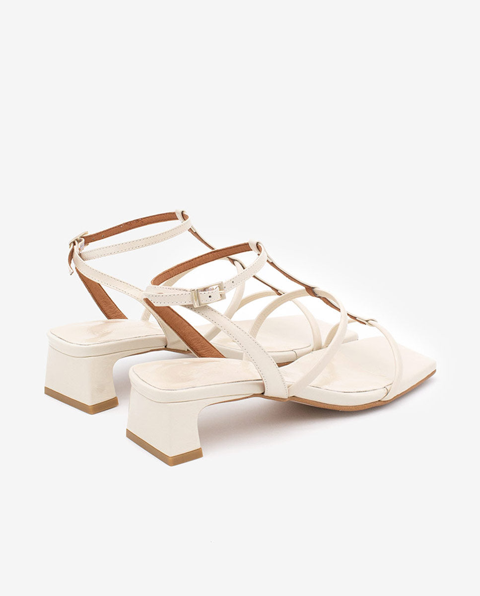 RACHEL – Sandalia de tiras t-strap con tacón bajo en piel brillante texturizada – beige – Talla 39 – Ángel Alarcón