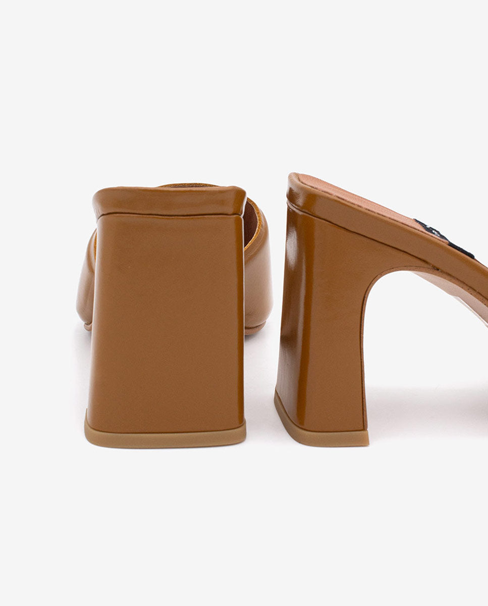 AURIANE – Mule abierto con tacón ancho y pala acolchada en piel brillante – camel – Talla 37 – Ángel Alarcón