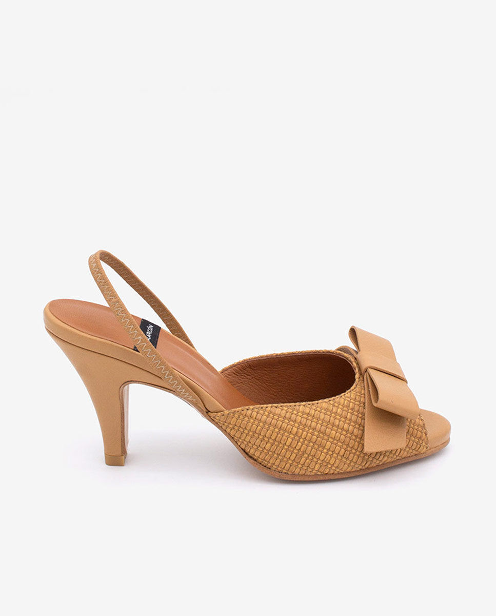 BLANCHE – Sandalia destalonada con pala de rafia y lazo de piel – camel – Talla 36 – Ángel Alarcón