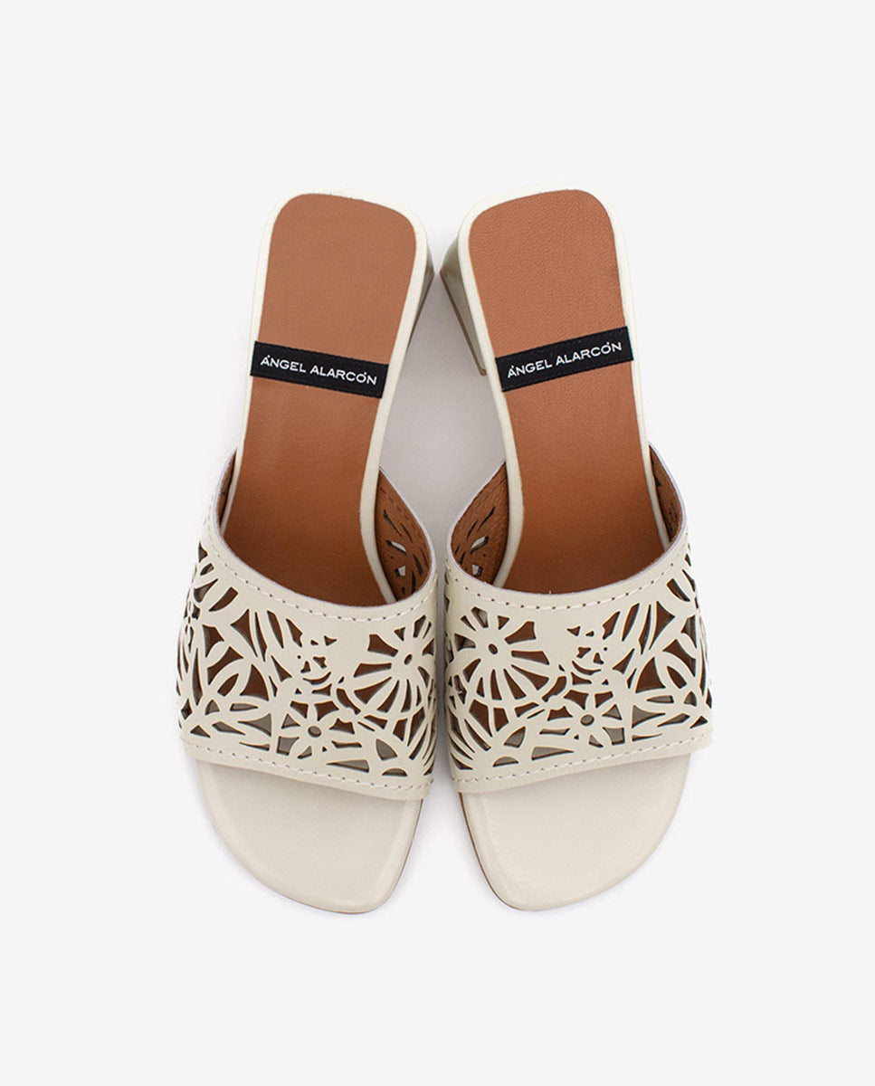 MARGUERITE - Mule de pala troquelada con tacón ancho en piel brillante – Talla 38 – Ángel Alarcón