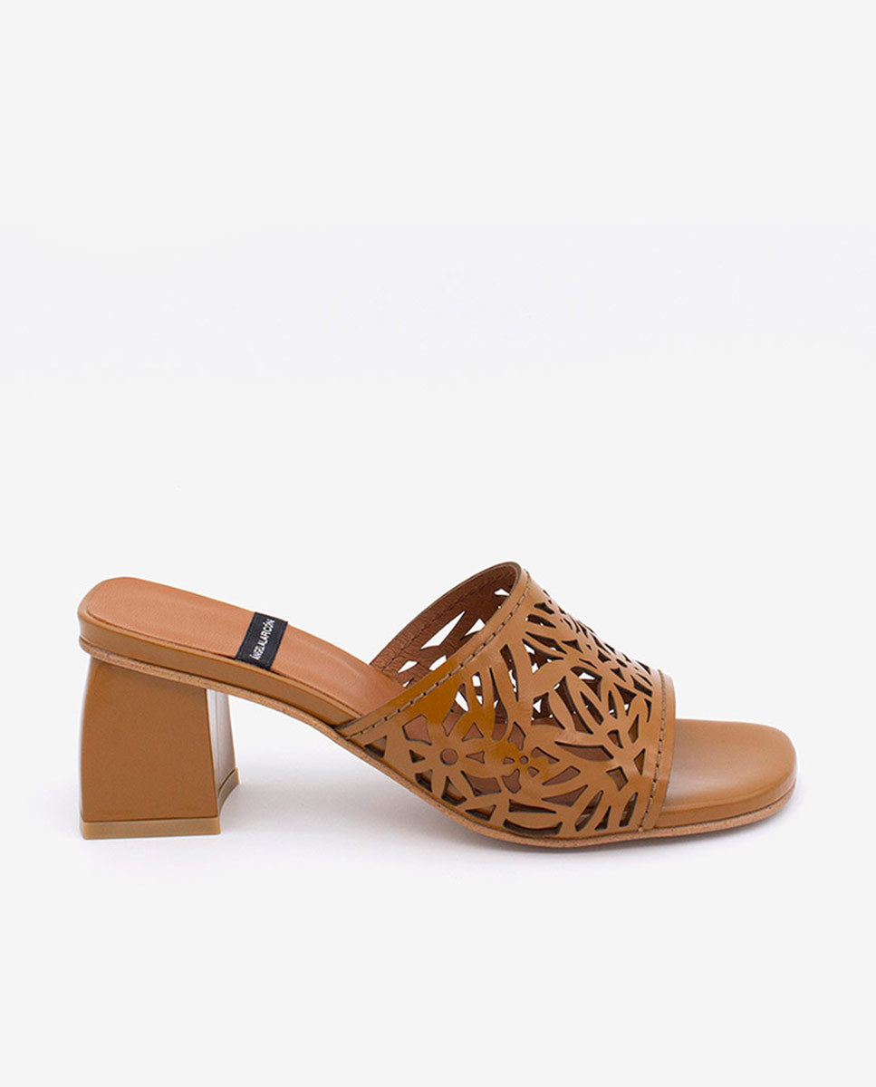 MARGUERITE - Mule de pala troquelada con tacón ancho en piel brillante – camel – Talla 35 – Ángel Alarcón