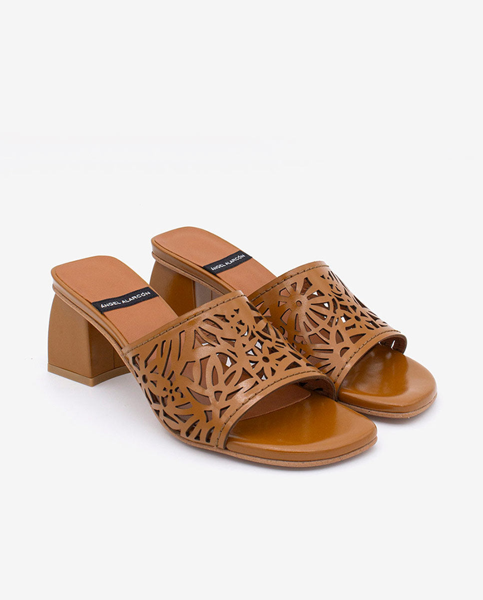 MARGUERITE - Mule de pala troquelada con tacón ancho en piel brillante – camel – Talla 35 – Ángel Alarcón
