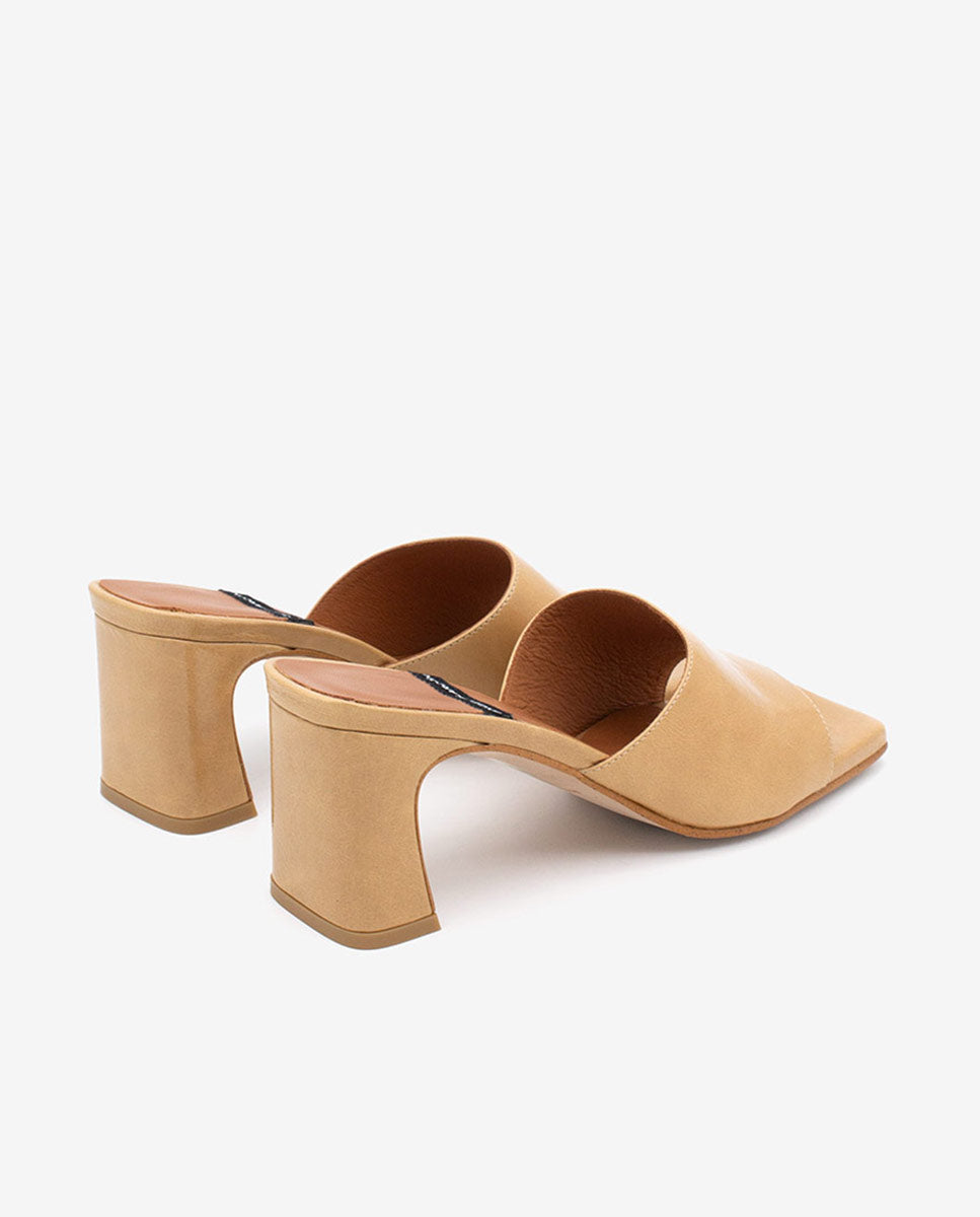 ZELIE - Mules abiertas con tacón medio de piel brillante – camel – Talla 37 – Ángel Alarcón