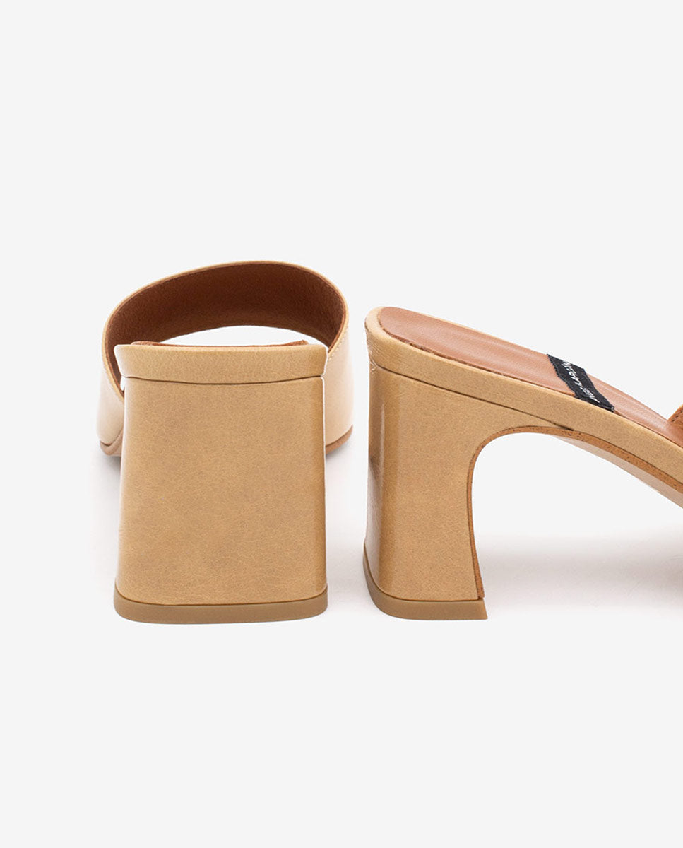 ZELIE - Mules abiertas con tacón medio de piel brillante – camel – Talla 38 – Ángel Alarcón